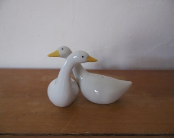 Duo saliere et poivriere zoomorphe forme couple d'oies blanche, en ceramique , vintage 90's, idée cadeau mariage, cremaillere