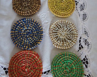 Set of 6 vintage straw coasters and plastic threads various colors, 70's France, bistro deco, bar, aperitif, retro deco, pop.