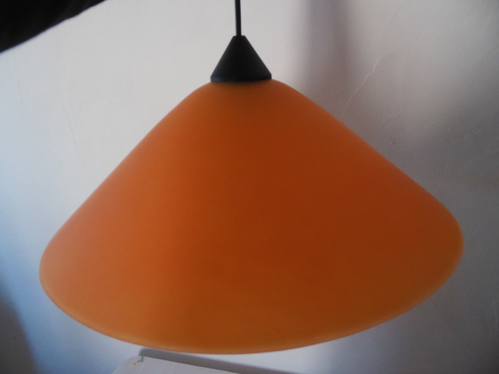 Grande Suspension en Verre Laqué Orange, Fils Electriques Plastiques Noirs, Vintage 2000, Grand Lumi