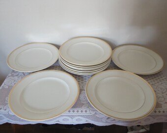 Ensemble de 11 assiettes plates en faience blanche liseré or , faiencerie de Onnaing Nord, made in France , vintage 60's, vaiselle durable