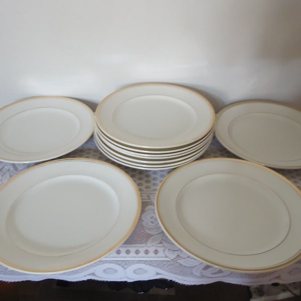 Ensemble de 11 assiettes plates en faience blanche liseré or , faiencerie de Onnaing Nord, made in France , vintage 60's, vaiselle durable