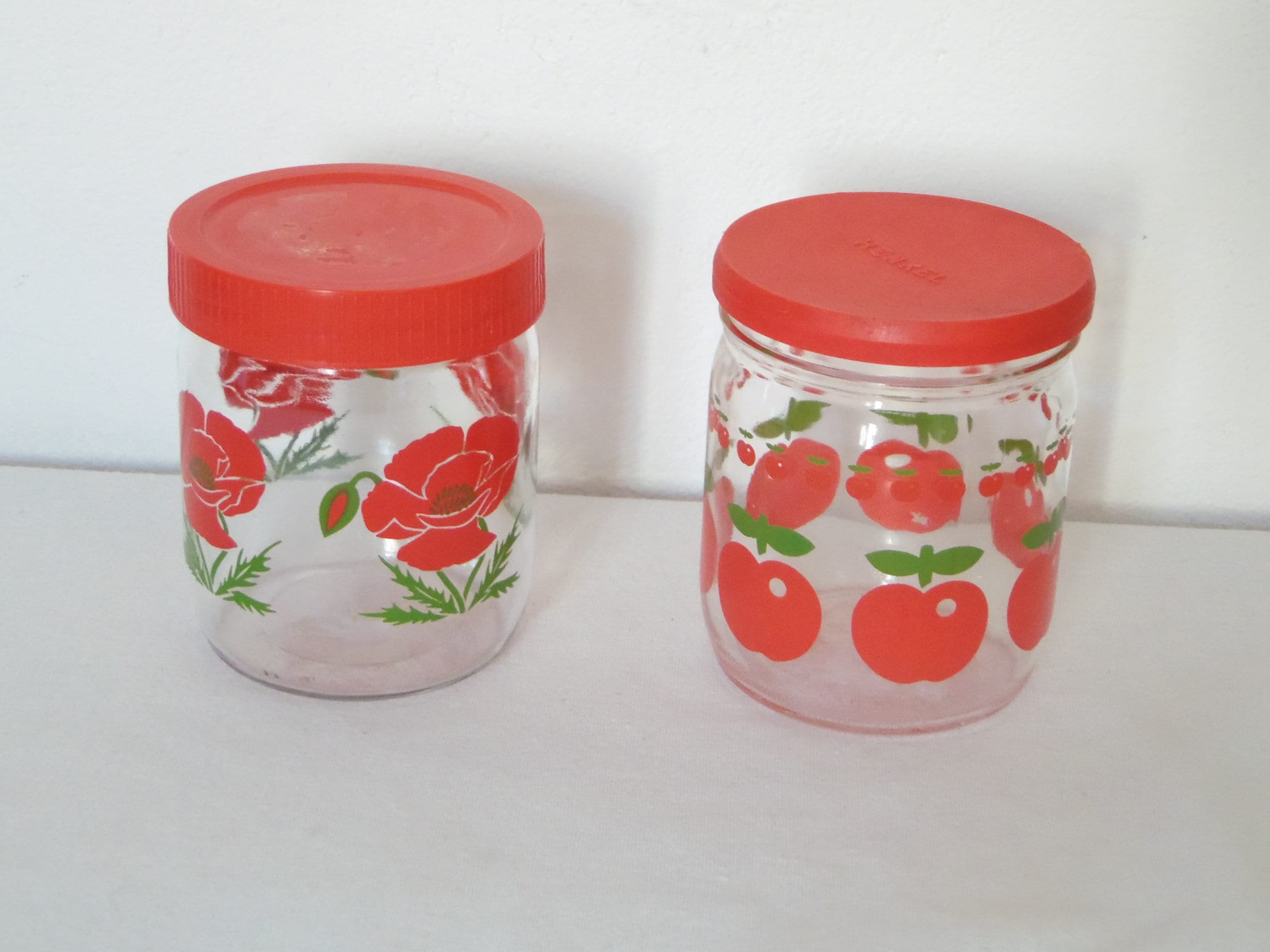 Duo de Pots Vintage 80's, en Verre Deco Pomme et Coquelicots, Couvercle Plastique Rouge Assorti, Rou