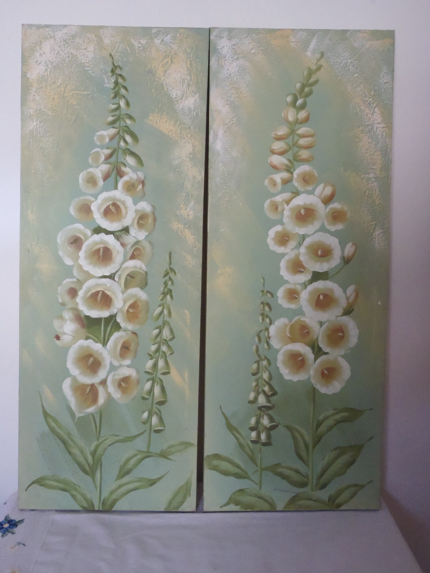 Duo de Peinture sur Toile , Diptyque A Suspendre, Fleur Digitale Blanche Fond Vert Pale, Deco Floral