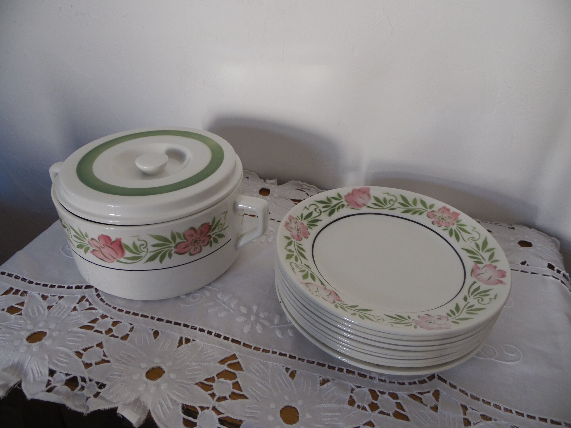 Lot de 9 Assiettes en Faïence Blanche Deco Florale Rose et Vert, Modèle Yvette , Orchies Moulin Des 