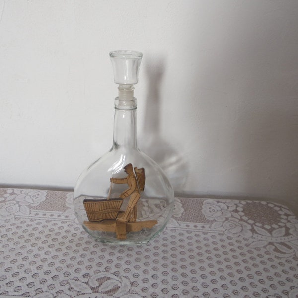 Bouteille a eau de vie en verre avec inclusion bois deco vigneron fait a la main , travail artisanal , article vintage 80's, idée cadeau