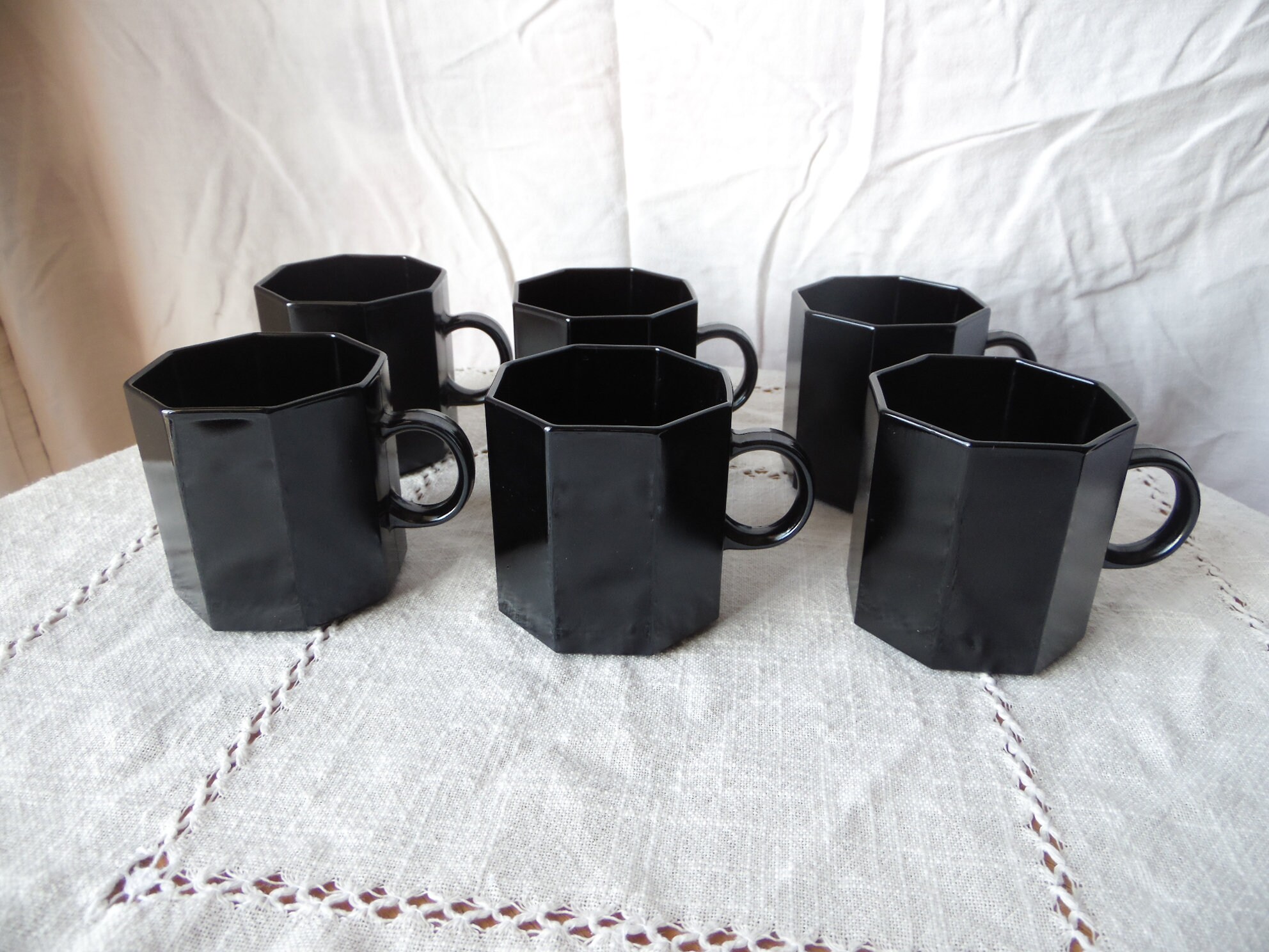 Ensemble de 6 Tasses A Café Octogonale en Verre Opaline Noire Modele Octime Arcoroc, Vintage 90's, M