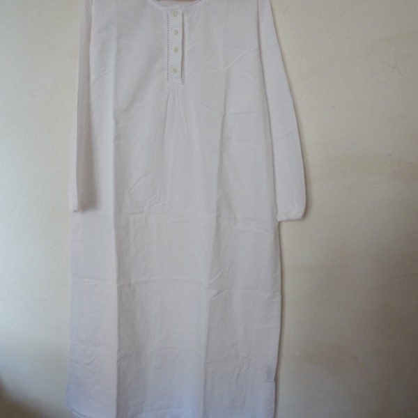 Robe de nuit vintage a manches longues en coton fin , couleur blanche , vintage 60's, France, white vintage french  nightglown, romantique