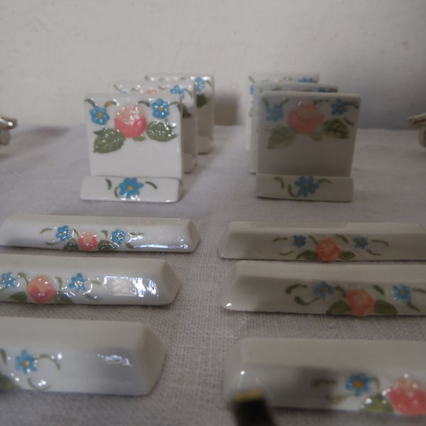 Ensemble de 6 reposes couteaux et 6 marque place ou porte nom en céramique blanc deco florale, rose et bleu, deco romantique, élégant,