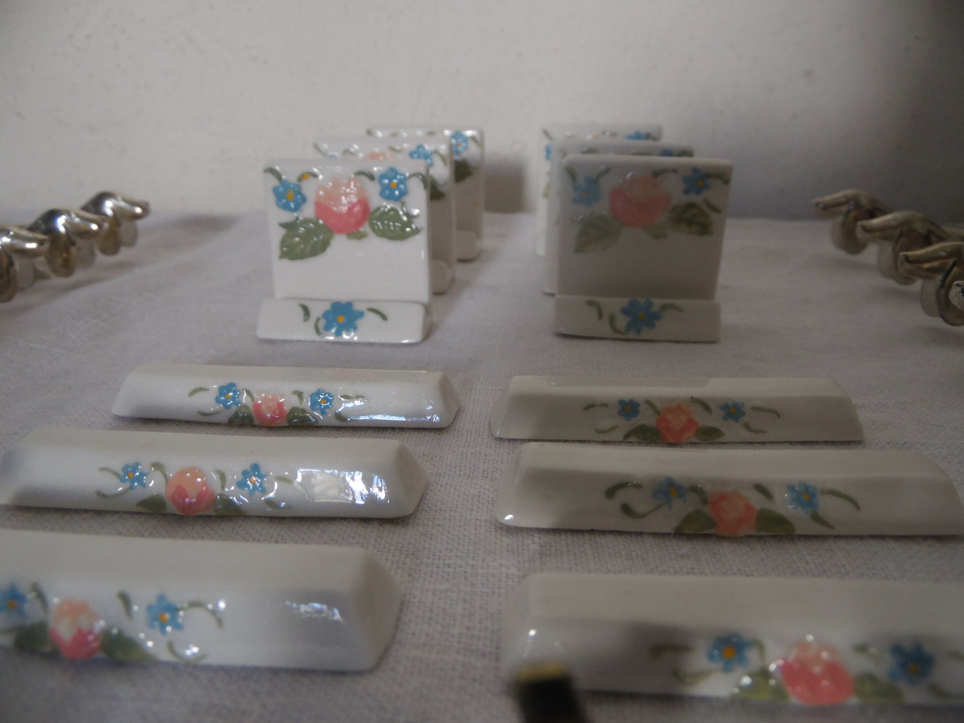 Ensemble de 6 Reposes Couteaux et Marque Place ou Porte Nom en Céramique Blanc Deco Florale, Rose Bl