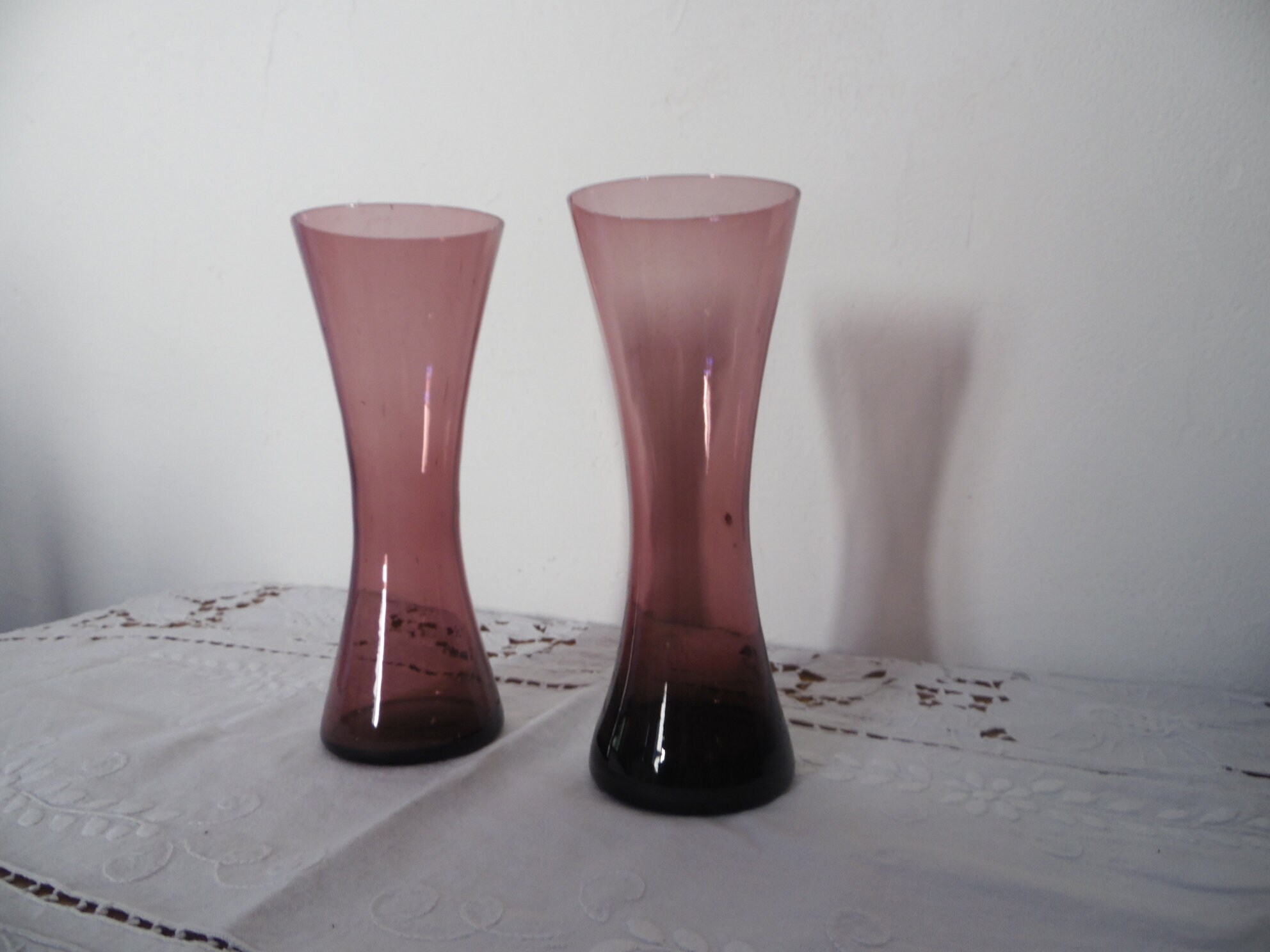 Duo de Vase en Verre Transparent Couleur Parme Forme Diabolo, Bullé Par Defaut, Vintage 80's, Deco C