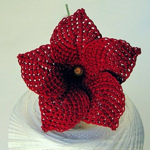 Peut inclure: Une fleur rouge en crochet en forme d'&eacute;toile &agrave; cinq branches.