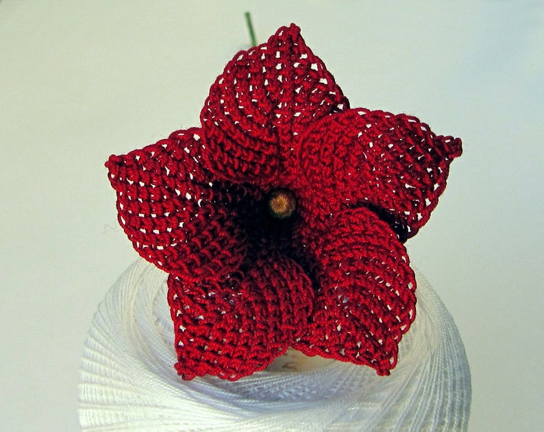 Peut inclure: Une fleur rouge en crochet en forme d'&eacute;toile &agrave; cinq branches.