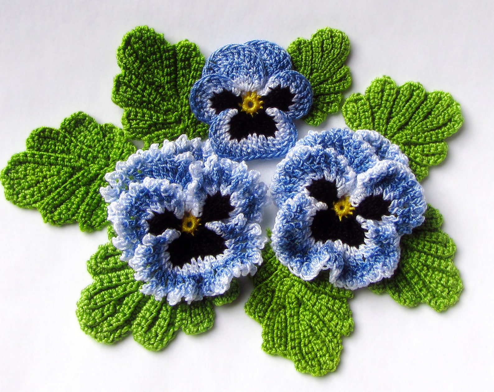 Незабудки крючком. Цветы крючком Анютины глазки. Crochet Flowers фиалка. Ирландское вязание Анютины глазки. Примула многоцветковая ирландское кружево.