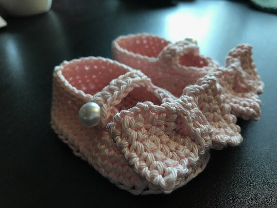Crocheted Baby Girl Cotton Slippers with a Bow, Baby Girl Cotton Shoes, Pink Baby Slippers with a Bow, Baby Girl Gift, Faux Pearl Buttons