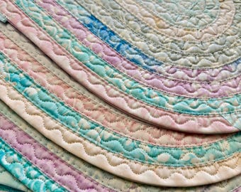Cinco hermosos manteles individuales batik en colores pastel. Fabricados con un rollo de gelatina. ¡Envío gratis!