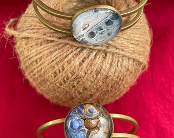 Brazalete de bronce antiguo: piel acrílica y cabujón de cristal