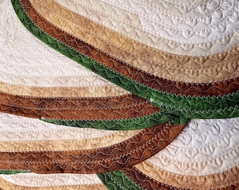 Cinco preciosos manteles individuales batik en blanco, marrón y verde. Confeccionados con la técnica de "jelly roll". ¡Envío gratis!