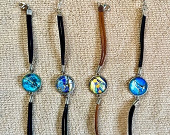 Cuatro pulseras de cabujón de vidrio y eslabones acrílicos. Correas de cuero. ¡Compra una, varias o el lote completo! ¡Envío gratis! Grupo B.