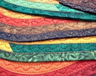 Cinco preciosos manteles individuales de batik multicolor. Confeccionados con la técnica de "jelly roll". ¡Envío gratis!