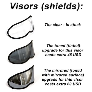 Puede incluir: Tres viseras para casco de moto: una visera transparente, una visera tintada y una visera espejada. Las viseras tintadas y espejadas son mejoras y cuestan extra. La visera transparente est&aacute; en stock.
