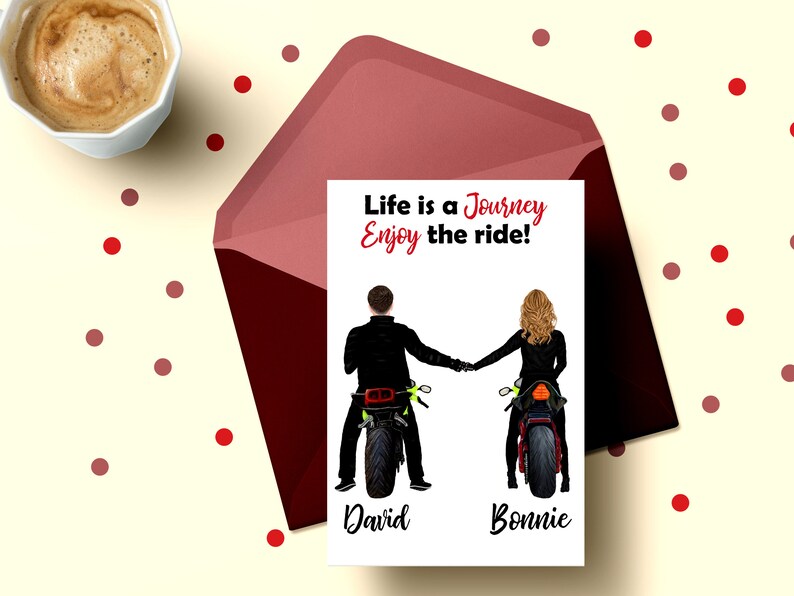 Pu&ograve; includere: Un biglietto bianco con il testo "Life is a Journey Enjoy the ride!" e due silhouette di persone che guidano motociclette. Il testo "David" &egrave; sotto la prima silhouette e "Bonnie" &egrave; sotto la seconda silhouette.