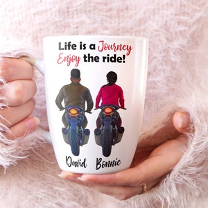 Pu&ograve; includere: Tazza in ceramica bianca con un design nero e rosso. La tazza presenta una coppia in moto con il testo "Life is a Journey Enjoy the ride!" e i nomi "David" e "Bonnie".
