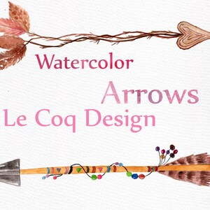 Op de afbeelding: Twee aquarel illustraties van pijlen. De bovenste pijl is gemaakt van bruine takken met een hartvormige punt. De onderste pijl is versierd met kleurrijke kralen en veren. De tekst "Watercolor Arrows Le Coq Design" staat onder de pijlen.
