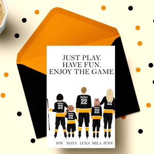 Op de afbeelding: Een witte kaart met zwarte tekst die "JUST PLAY. HAVE FUN. ENJOY THE GAME." luidt. De kaart toont een familie van vijf hockey spelers, met de tekst "JON MAYA LUKA MILA JENN" onder de spelers.