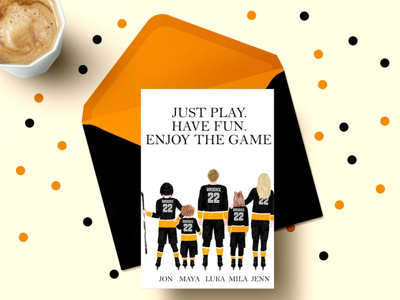 Op de afbeelding: Een witte kaart met zwarte tekst die "JUST PLAY. HAVE FUN. ENJOY THE GAME." luidt. De kaart toont een familie van vijf hockey spelers, met de tekst "JON MAYA LUKA MILA JENN" onder de spelers.