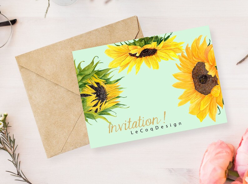 K&ouml;nnte beinhalten: Eine hellgr&uuml;ne Karte mit einer Aquarell-Illustration von Sonnenblumen. Der Text "invitation! LeCoqDesign" ist in goldenen Buchstaben am unteren Rand der Karte geschrieben.
