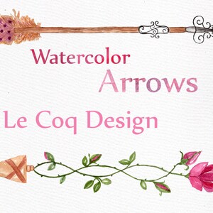 Op de afbeelding: Twee aquarel illustraties van pijlen. De eerste pijl heeft een bruine schacht met een gevederde punt en een decoratieve metalen punt. De tweede pijl heeft een bruine schacht met een bladerrijke wijnstok eromheen gewikkeld en een roze roos aan het einde. De tekst "Watercolor Arrows Le Coq Design" staat onder de pijlen.