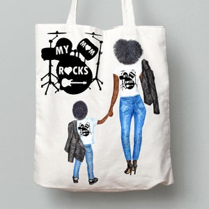 Op de afbeelding: Een witte tote bag met een zwart-witte illustratie van een moeder en haar zoon. De moeder draagt een wit T-shirt met de tekst "My Mom Rocks" en een zwart leren jack. De zoon draagt een wit T-shirt met de tekst "My Mom Rocks" en een zwart leren jack. De tas heeft ook een zwart-witte illustratie van een drumstel met de tekst "My Mom Rocks".