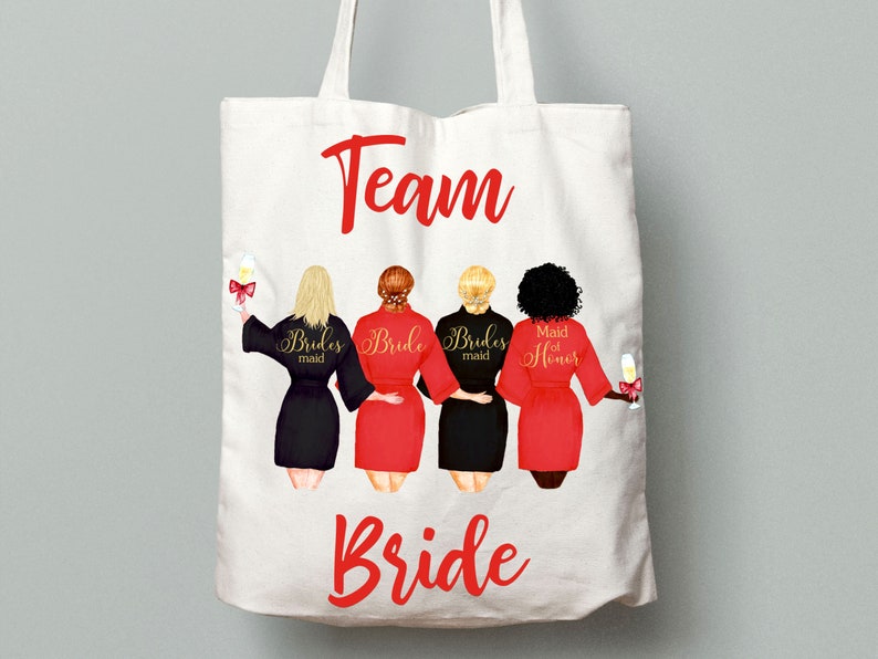 Pode incluir: Sacola de lona branca com o texto "Team Bride" em letras vermelhas. Quatro mulheres em roup&otilde;es s&atilde;o retratadas segurando ta&ccedil;as de champanhe. Os roup&otilde;es s&atilde;o pretos, vermelhos e vermelhos com texto dourado que diz "Bridesmaid", "Bride", "Bridesmaid" e "Maid of Honor".