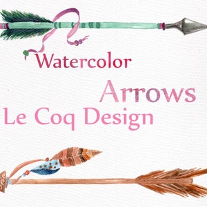 Op de afbeelding: Twee aquarel pijlen, een met een groene schacht en een roze lint, de andere met een bruine schacht en veren. De tekst "Watercolor Arrows Le Coq Design" staat onder de pijlen.