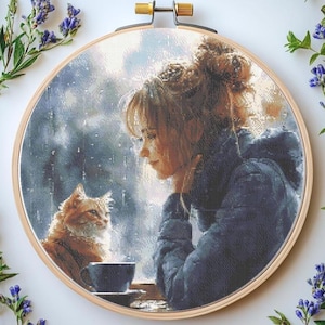 Op de afbeelding: Een vrouw met lang bruin haar zit bij een raam en kijkt naar een gemberkat. De kat zit op een tafel met een kopje koffie. De scène is geschilderd in een zachte aquarelstijl.