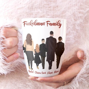 Może przedstawiać: Biały kubek ceramiczny z czerwoną ilustracją pięcioosobowej rodziny. Tekst "Finkelman Family" znajduje się na g&oacute;rze kubka. Nazwy "Rachel, Chana, David, Eliazar, Avi" są napisane na dole kubka.