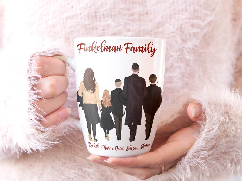 Może przedstawiać: Biały kubek ceramiczny z czerwoną ilustracją pięcioosobowej rodziny. Tekst "Finkelman Family" znajduje się na g&oacute;rze kubka. Nazwy "Rachel, Chana, David, Eliazar, Avi" są napisane na dole kubka.