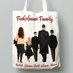 Może przedstawiać: Biała torba z pł&oacute;tna z czerwoną ilustracją pięcioosobowej rodziny idącej. Tekst "Finkelman Family" jest nadrukowany na g&oacute;rze torby na czerwono. Nazwy "Rachel, Chana, David, Elazar, Aharon" są nadrukowane na czerwono na dole torby.