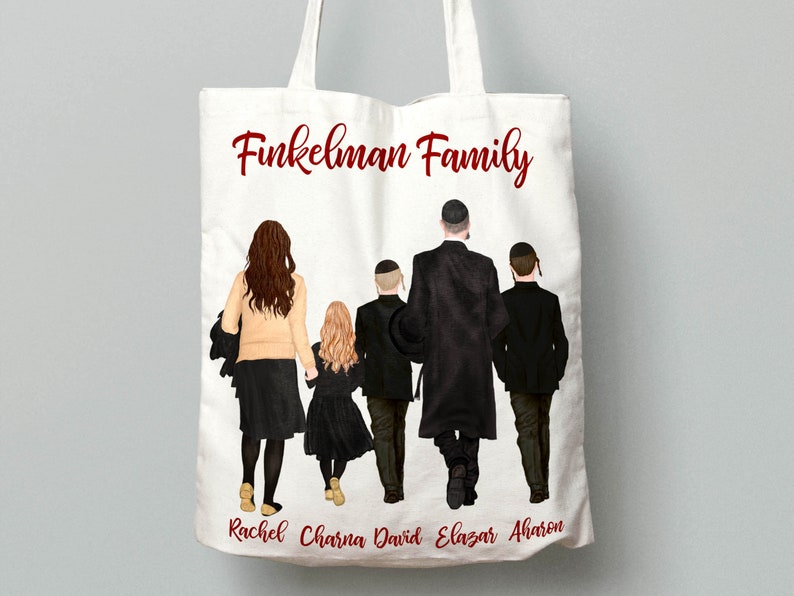 Może przedstawiać: Biała torba z pł&oacute;tna z czerwoną ilustracją pięcioosobowej rodziny idącej. Tekst "Finkelman Family" jest nadrukowany na g&oacute;rze torby na czerwono. Nazwy "Rachel, Chana, David, Elazar, Aharon" są nadrukowane na czerwono na dole torby.