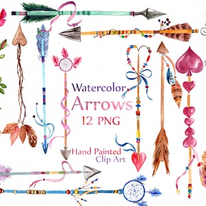 Op de afbeelding: Twaalf aquarel illustraties van pijlen met verschillende decoratieve elementen, waaronder veren, harten, kralen, linten en droomvangers. De tekst "Watercolor Arrows 12 PNG Hand Painted Clip Art" is zichtbaar in de afbeelding.