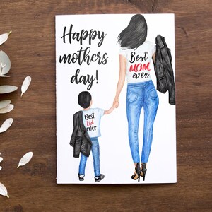 Op de afbeelding: Een aquarel-illustratie van een moeder en kind die hand in hand lopen. De moeder draagt een wit T-shirt met de tekst "Best Mom Ever" in rood. Het kind draagt een blauw T-shirt met de tekst "Best Kid Ever" in rood. De kaart zegt "Happy Mother's Day!"