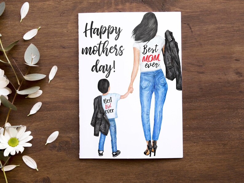 Op de afbeelding: Een aquarel-illustratie van een moeder en kind die hand in hand lopen. De moeder draagt een wit T-shirt met de tekst "Best Mom Ever" in rood. Het kind draagt een blauw T-shirt met de tekst "Best Kid Ever" in rood. De kaart zegt "Happy Mother's Day!"