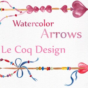 Op de afbeelding: Twee aquarel pijlen met verschillende ontwerpen. De bovenste pijl heeft een hartvormige punt en is versierd met roze harten en kralen. De onderste pijl heeft een hartvormige punt en is versierd met gekleurde kralen en een blauw lint. De tekst "Watercolor Arrows Le Coq Design" staat onder de pijlen.