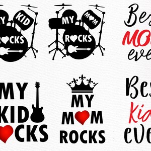 Op de afbeelding: Zwart-wit grafisch ontwerp met de tekst "My Kid Rocks" en een rood hart. Het ontwerp bevat ook een zwart-wit drumstel met een gitaar. De tekst "Best Mom Ever" is geschreven in zwarte cursieve letters met een rood hart in het woord "Mom".