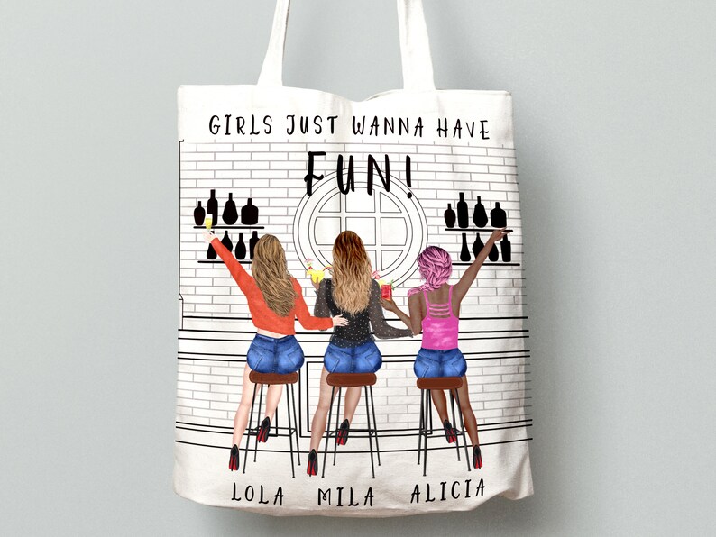 Peut inclure: Sac fourre-tout blanc avec une illustration en noir et blanc de trois femmes assises &agrave; un bar avec des boissons. Le texte "Girls Just Wanna Have Fun!" est imprim&eacute; sur le sac. Les noms "Lola", "Mila" et "Alicia" sont imprim&eacute;s sous les femmes.