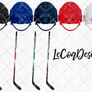 Op de afbeelding: Vijf hockeyhelmen in verschillende kleuren: zwart, blauw, donkerblauw, rood en wit. Elke helm heeft een zwarte kinband en een zwart vizier. Vier zwarte hockeysticks met verschillende gekleurde strepen staan rechtop voor de helmen. De tekst "LeCoqDesign" staat in zwarte cursieve letters onderaan de afbeelding.