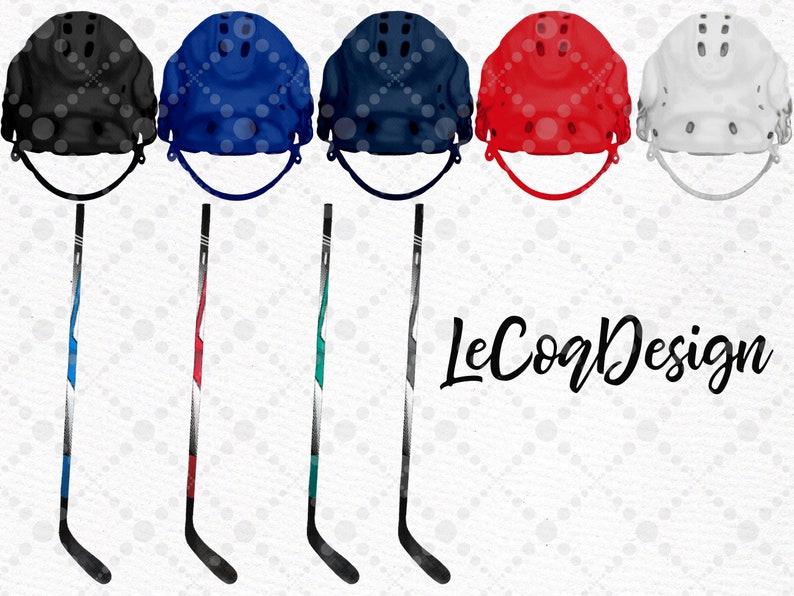 Op de afbeelding: Vijf hockeyhelmen in verschillende kleuren: zwart, blauw, donkerblauw, rood en wit. Elke helm heeft een zwarte kinband en een zwart vizier. Vier zwarte hockeysticks met verschillende gekleurde strepen staan rechtop voor de helmen. De tekst "LeCoqDesign" staat in zwarte cursieve letters onderaan de afbeelding.