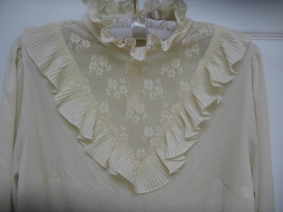 Sale... 80's, Unique Victorian Style Ivory Blouse… - image 2