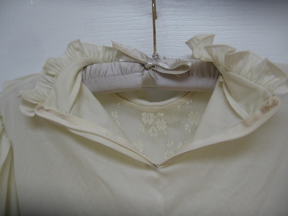 Sale... 80's, Unique Victorian Style Ivory Blouse… - image 5