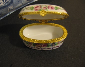 Vintage Imperial Porcelain Elegant Floral Trinket, Oval Shape Ring Box, Hinged Box, Religious Message in Spanish on the Lid, "Salmo 98:4"